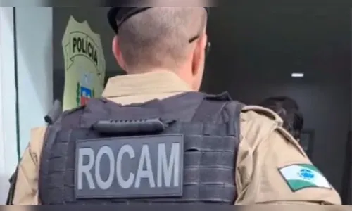 Dupla é presa após tentar vender furgão furtado no Correia de Freitas