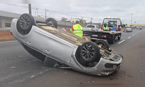 Troca de pneu acaba em capotamento na BR-376 em Sarandi