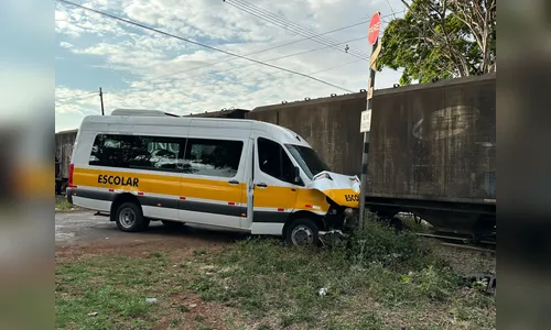 Colisão entre van escolar e trem deixa uma pessoa ferida em Apucarana