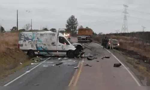 Grave acidente entre van e caminhão mobiliza bombeiros na PR-151