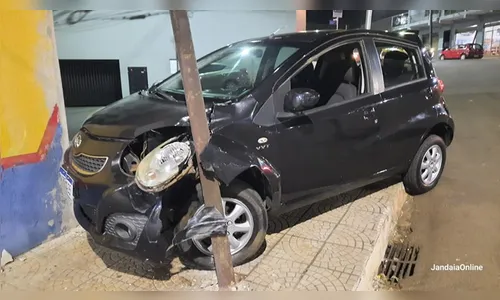 Carro bate em poste e veículos estacionados; motorista ficou ferido