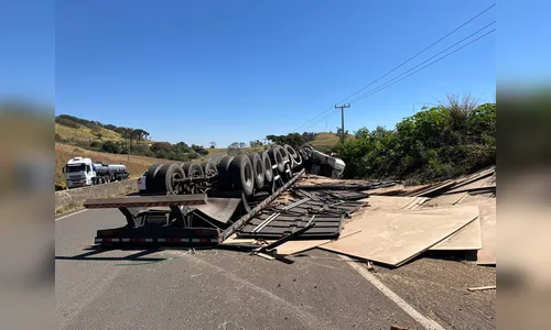 Motorista fica ferido após tombamento de carreta na BR-376 em Califórnia