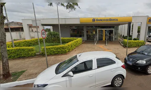 Homem invade pátio do Banco do Brasil e danifica veículos
