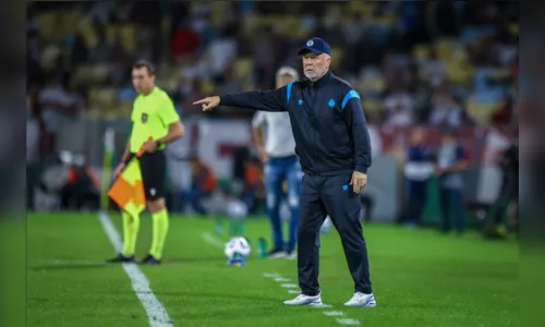 Presidente do Grêmio mantém confiança em Mano Menezes após derrota