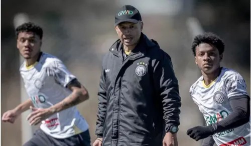 Alex de Souza comandando o treino do Operário-PR