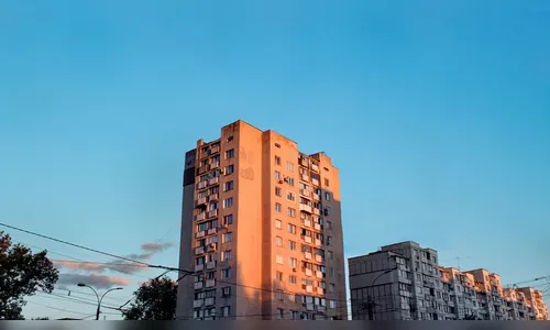 Mãe atira bebê do segundo andar na frente do pai