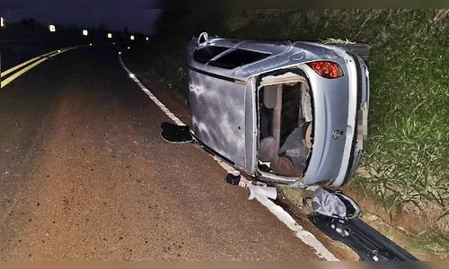 Carro com placa de Apucarana tomba na PR-170 em Borrazópolis