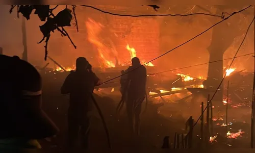 Incêndio destrói três casas de madeira em Borrazópolis