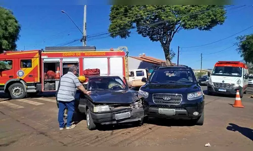 Mulher fica ferida em colisão entre Uno e Hyundai em Ivaiporã