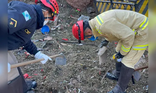 Profissionais trabalham nas buscas por vestígios de explosão no Paraná