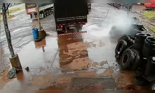 Vídeo mostra momento que borracheiro escapa de explosão de pneu no PR