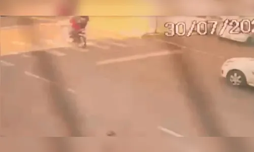 Vídeo mostra mulher atropelada na faixa de pedestre em Apucarana; veja