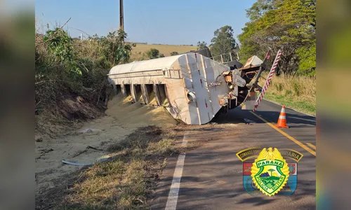 Caminhão com placas de Arapongas tomba na PR-340