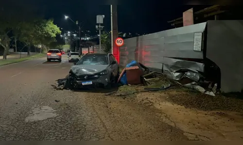 Carro invade calçada e atinge tapumes de obra no Paraná