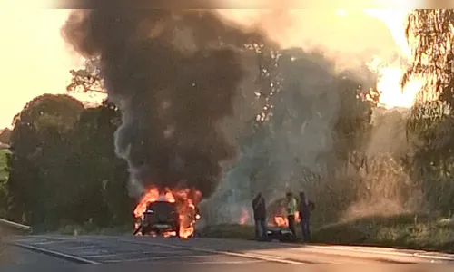 Carro pega fogo na PR-466, próximo ao Alto Porã, em Ivaiporã