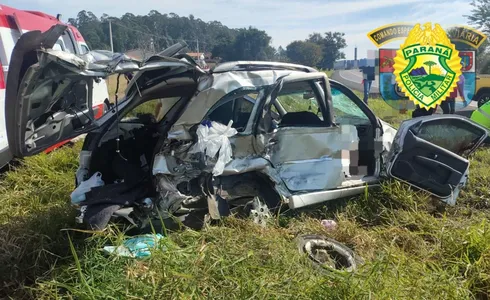 Carro ficou completamente destruído