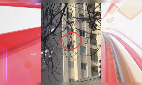 Jovem morre após ficar pendurado e cair de prédio no PR; veja o vídeo