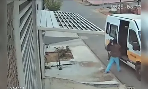 Menino de 4 anos é encontrado sozinho após esquecimento de motorista