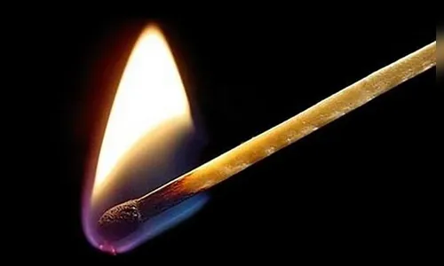 Homem tenta incendiar carro em Jardim Alegre e foge