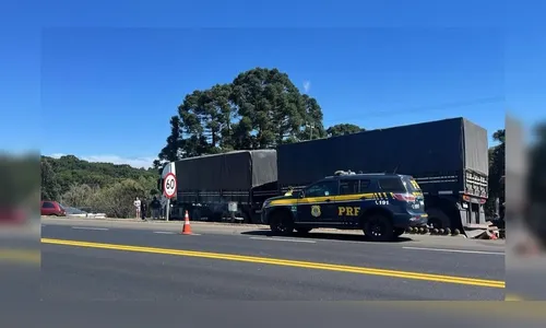 Homem morre após caminhão passar por cima de barraca de frutas no PR