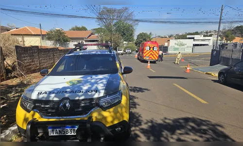 Dois jovens ficam feridos em acidente entre carro e moto em Apucarana