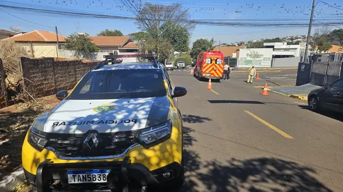 Dois jovens ficam feridos em acidente entre carro e moto em Apucarana