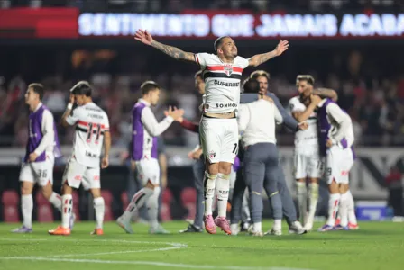 Elenco tricolor celebra classificação sob comando de Crespo, enquanto diretoria vive tensão interna nos bastidores