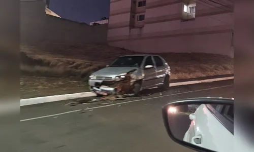 Veículo bate em carro estacionado e foge do local em Apucarana