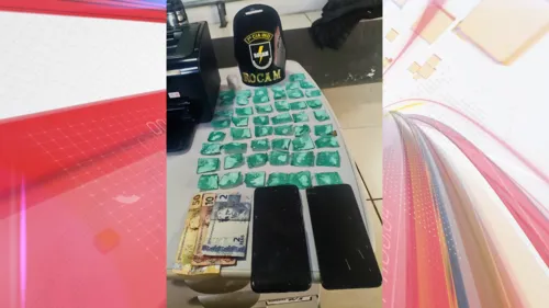 Foram apreendidos 49 invólucros de substância análoga à cocaína, totalizando 46 gramas, além de R$ 62 em dinheiro.