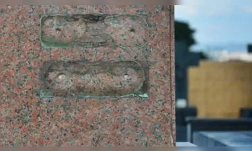 Ladrões furtam placas de bronze de túmulos no cemitério de Cruzmaltina