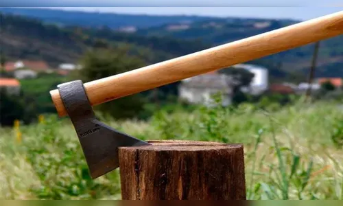 Moça denuncia pai após ele ameaçar cortar pescoço de genro com machado