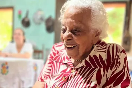 Izabel gosta de comer bacon defumado e mingau de repolho com uma pitada de feijão.