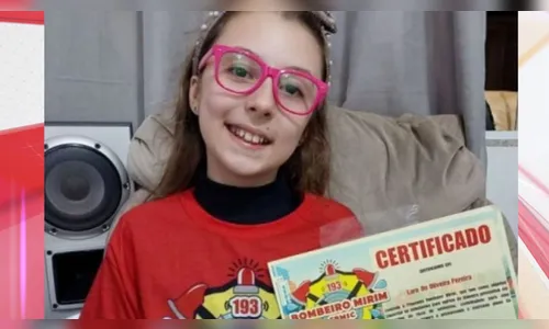 Bombeira mirim salva prima de três anos engasgada com palito frito