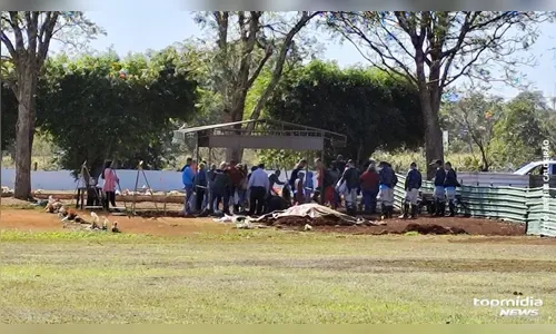 Irmãos de bebê morto colocam brinquedos sobre caixão durante despedida