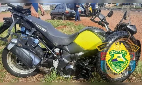 Moto de alta cilindrada atinge traseira de Fiat Uno na PR-218