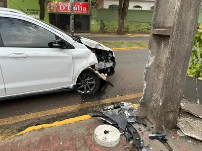Motorista bateu Ford Ka em poste