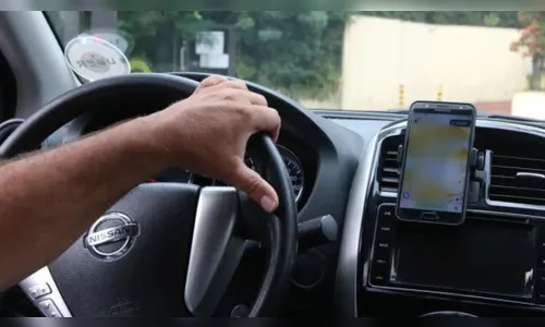 Motorista denuncia malabaristas após tentarem danificar veículo