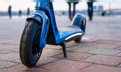 Mulher fica ferida após cair de patinete elétrico em Apucarana