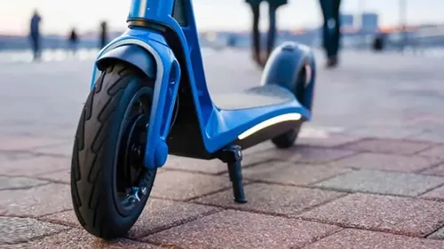 Mulher fica ferida após cair de patinete elétrico em Apucarana