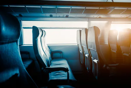 N momento em que o ônibus estaciona, os agentes abordam o suspeito