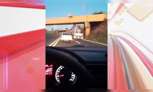 Carreta fica presa em pontilhão na PR-444 em Arapongas; veja o vídeo