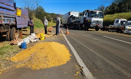Colisão entre caminhões na BR-376 causa interdição parcial da pista
