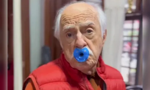 Ary Fontoura ironiza nova moda entre adultos: usar chupeta