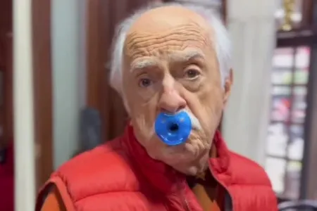 No vídeo, ele coloca uma chupeta na boca e questiona a situação com ironia e humor