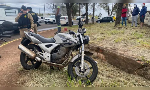 Colisão entre três veículos deixa motociclista ferido em Apucarana