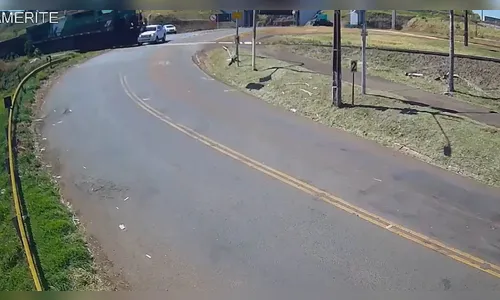 Câmera mostra colisão entre caminhonete e trem em Jandaia do Sul