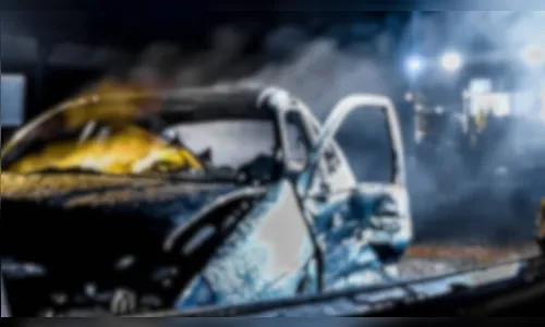 Fiat Palio é consumido por incêndio em estrada de Marumbi