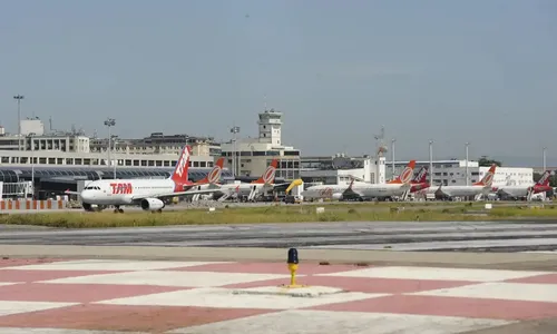 Pais abandonam criança em aeroporto para não perder o voo