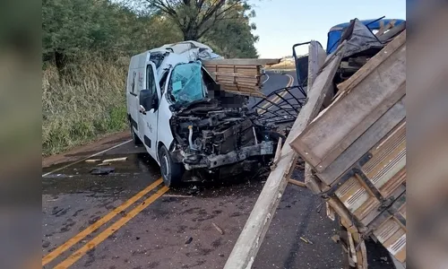 Motorista de van morre ao bater de frente com caminhão na PR-170