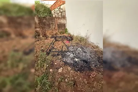 O corpo foi encontrado parcialmente carbonizado, nos fundos de um lote no bairro Popular, em meio a uma estrutura de madeira